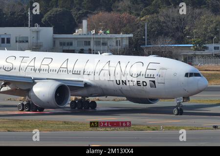 Prefettura di Chiba, Giappone - 20 dicembre 2020: Aereo passeggeri United Airlines Boeing B777-200ER (N77022) (livrea Star Alliance). Foto Stock