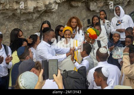 10 Nov 2022 Famiglia e amici che si godono le celebrazioni Bar Mitzvah vicino alla porta di Jaffa mentre la festa si fa strada verso il Muro Occidentale e il Tempio MOU Foto Stock