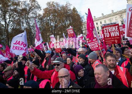 Londra, Regno Unito. 9th dicembre 2022. Migliaia di lavoratori postali della Communication Workers Union (CWU) partecipano a un raduno in Piazza del Parlamento il primo giorno di un lotto di scioperi di 6 giorni su retribuzione e condizioni. Il personale della Royal Mail nella CWU ha votato con una maggioranza del 97,6% per intraprendere un'azione industriale per un aumento delle retribuzioni che riflette l'aumento del costo della vita. Credit: Notizie dal vivo di Mark Kerrison/Alamy Foto Stock