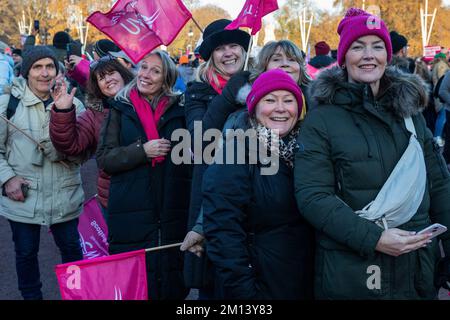 Londra, Regno Unito. 9th dicembre 2022. I lavoratori postali della Communication Workers Union (CWU) posano per una fotografia fuori da Buckingham Palace il primo giorno di un lotto di scioperi di 6 giorni su retribuzione e condizioni. Il personale della Royal Mail nella CWU ha votato con una maggioranza del 97,6% per intraprendere un'azione industriale per un aumento delle retribuzioni che riflette l'aumento del costo della vita. Credit: Notizie dal vivo di Mark Kerrison/Alamy Foto Stock