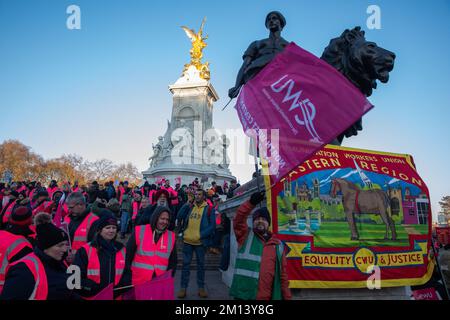 Londra, Regno Unito. 9th dicembre 2022. Migliaia di operatori postali della Communication Workers Union (CWU) si riuniscono fuori Buckingham Palace il primo giorno di un lotto di scioperi di 6 giorni su retribuzione e condizioni. Il personale della Royal Mail nella CWU ha votato con una maggioranza del 97,6% per intraprendere un'azione industriale per un aumento delle retribuzioni che riflette l'aumento del costo della vita. Credit: Notizie dal vivo di Mark Kerrison/Alamy Foto Stock