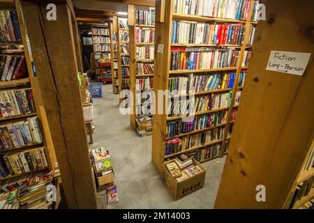 Scaffali all'interno della libreria Montana Valley Bookstore ad Alberton, Montana Foto Stock