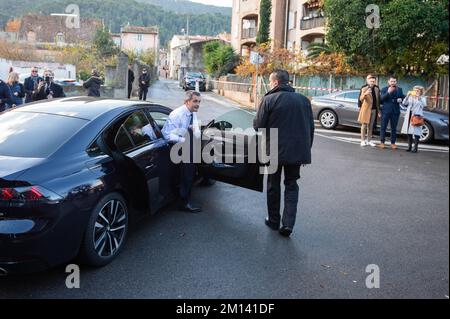Sollies Pont, Francia. 09th Dec, 2022. Gerald Darmanin Ministro degli interni e dei territori d'oltremare arriva alla Salle des Fetes di Sollies-Pont per l'incontro. Gerald Darmanin incontra a Sollies-Pont (Var) i membri dell'associazione dei sindaci del Var e i rappresentanti eletti locali per lanciare la grande concertazione relativa alla creazione di 200 brigate di Gendarmerie Nazionale su tutto il territorio nazionale. (Foto di Laurent Coust/SOPA Images/Sipa USA) Credit: Sipa USA/Alamy Live News Foto Stock