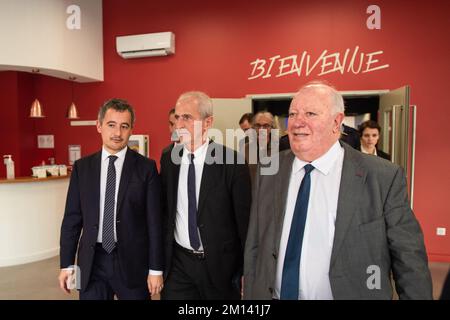Sollies Pont, Francia. 09th Dec, 2022. (L-R) Gerald Darmanin Ministro degli interni e dei territori d'oltremare, Hubert Falco sindaco di Tolone e André Garron lasciano il luogo d'incontro a Sollies-pont. Gerald Darmanin incontra a Sollies-Pont (Var) i membri dell'associazione dei sindaci del Var e i rappresentanti eletti locali per lanciare la grande concertazione relativa alla creazione di 200 brigate di Gendarmerie Nazionale su tutto il territorio nazionale. Credit: SOPA Images Limited/Alamy Live News Foto Stock