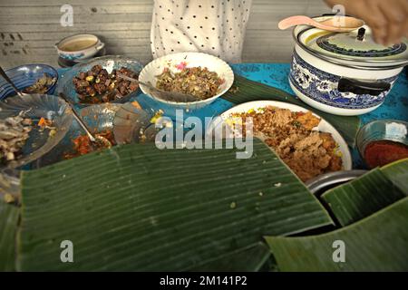 Cibo tradizionale presso un fornitore di cibo di strada Klungkung, Bali, Indonesia. Foto Stock