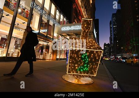 New York, Stati Uniti. 09th Dec, 2022. Una scultura leggera a forma di sogno decora il marciapiede di fronte al negozio di lusso Dolce & Gabbana sulla Fifth Avenue, New York, NY, 9 dicembre 2022. Molti grandi grandi magazzini decorano le loro finestre in temi di vacanza appositamente progettati come lo shopping di vacanza può rappresentare fino al 30% delle vendite annuali di un rivenditore. (Foto di Anthony Behar/Sipa USA) Credit: Sipa USA/Alamy Live News Foto Stock