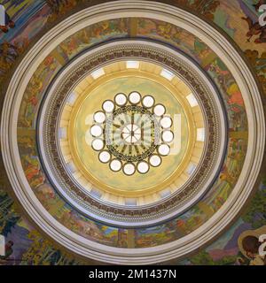 Cupola interna e lampadario dal pavimento della rotonda dell'edificio del Campidoglio dello Utah su state Street a Salt Lake City, Utah Foto Stock
