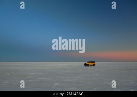 Ford Bronco al tramonto sulle saline di Bonneville vicino a Wendover, Utah Foto Stock