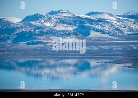 Il lago mono è bellissimo in inverno e riflette le cime montuose come i crateri Inyo-Mono, nella Sierra orientale della California. Foto Stock