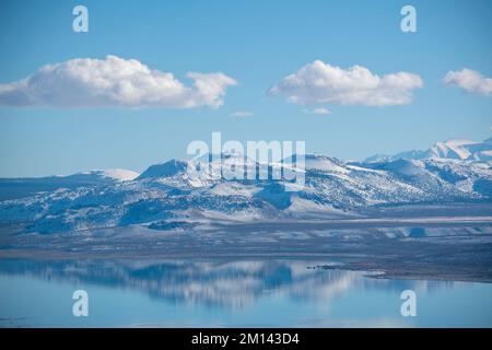 Il lago mono è bellissimo in inverno e riflette le cime montuose come i crateri Inyo-Mono, nella Sierra orientale della California. Foto Stock