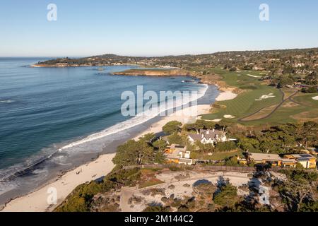 Vista aerea della spiaggia di Carmel Sunset e del campo da golf di Pebble Beach. Foto Stock