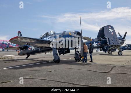 Grumman F8F Bearcat con Vought F4U Corsair a Boundary Bay Foto Stock