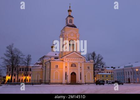 VYBORG, RUSSIA - 08 FEBBRAIO 2021: Vista dell'antica Cattedrale della Trasfigurazione del Salvatore al crepuscolo di febbraio Foto Stock
