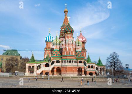 MOSCA, RUSSIA - 14 APRILE 2021: Antica St Cattedrale di Basilio (Cattedrale dell'intercessione della Madre di Dio) in Piazza Rossa in un giorno di sole aprile Foto Stock