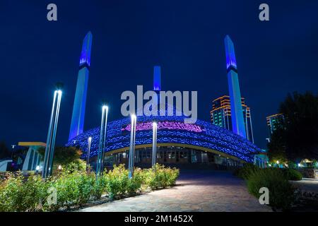 ARGUN, RUSSIA - 28 SETTEMBRE 2021: Moschea 'cuore della Madre' in illuminazione blu notte la notte di settembre Foto Stock