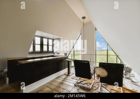 Frammento di interno di luce stretta cucina casalinga con mobili in stile minimalista con lavandino e stufa Foto Stock