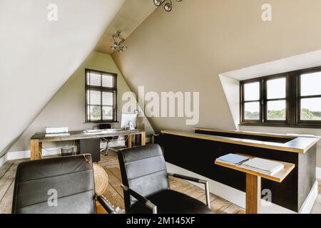 Frammento di interno di luce stretta cucina casalinga con mobili in stile minimalista con lavandino e stufa Foto Stock