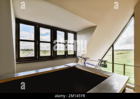 Frammento di interno di luce stretta cucina casalinga con mobili in stile minimalista con lavandino e stufa Foto Stock