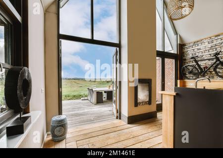 Frammento di interno di luce stretta cucina casalinga con mobili in stile minimalista con lavandino e stufa Foto Stock
