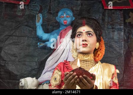 kali Puja Look Photo-shoot basato su Festival con aspetto etnico. Come Un volto indù sposato woman.front di un idolo, felice Navratri, cultura indiana. Foto Stock