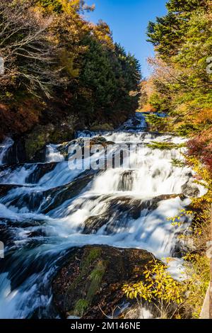 Vista panoramica della cascata di ryuzu al Parco Nazionale Nikko in autunno Foto Stock