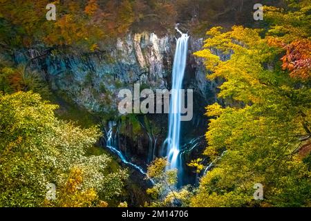 Vista panoramica delle cascate di Kegon all'autunno in Nikko Japan al tramonto Foto Stock