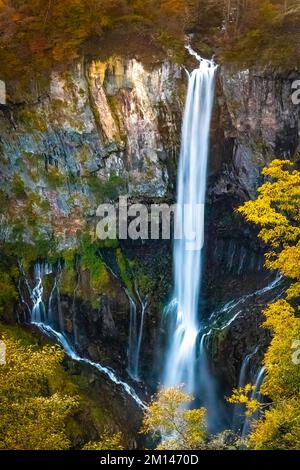 Vista panoramica delle cascate di Kegon all'autunno in Nikko Japan al tramonto Foto Stock