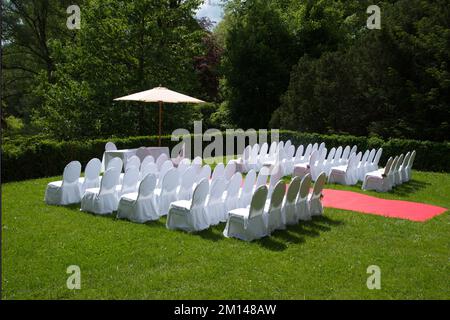 Una splendida cornice per una cerimonia nuziale all'aperto in attesa degli ospiti in una giornata di sole Foto Stock