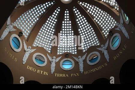 Cupola interna della Cappella dei Pastori che, secondo la tradizione cattolica, gli angeli annunciarono per la prima volta la nascita di Cristo nella città palestinese di Beit Sahour o Bayt Sahur, vicino alla città di Betlemme in Cisgiordania, sulla sponda occidentale di Israele Foto Stock
