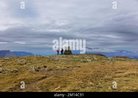 Due escursionisti alla cima del Cairn di High Spy, un Wainwright, nel Distretto Inglese del Lago Foto Stock