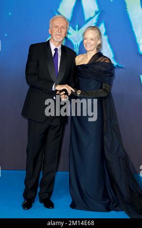 James Cameron e Suzy Amis Cameron partecipano alla prima mondiale di 'Avatar: The Way of Water' a Odeon Luxe Leicester Square a Londra, Inghilterra. Foto Stock
