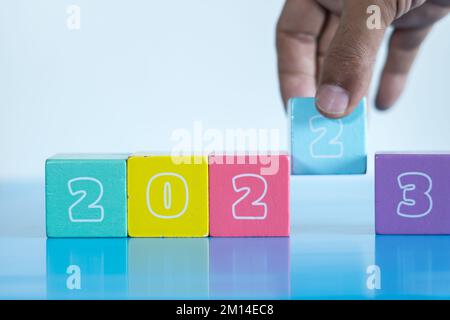 Un primo piano di cubi colorati che rappresentano il cambio dell'anno, persona che cambia da 2022 a 2023 Foto Stock