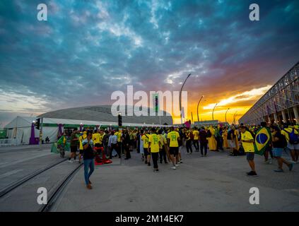 Brasiliano, sudcoreano tifosi di calcio in qatar 2022 Coppa del mondo 11-12-2022-Doha Qatar Foto Stock