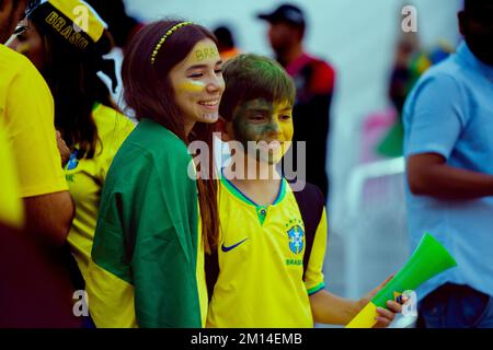 Brasiliano, sudcoreano tifosi di calcio in qatar 2022 Coppa del mondo 11-12-2022-Doha Qatar Foto Stock