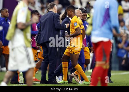 Al Daayen, Qatar. 09th Dec, 2022. EAL DAAYEN - (lr) allenatore olandese Louis van Gaal, Denzel Dumfries of Holland durante la Coppa del mondo FIFA Qatar 2022 partita di quarti di finale tra i Paesi Bassi e l'Argentina al Lusail Stadium il 9 dicembre 2022 a al Daayen, Qatar. ANP MAURICE VAN STONE Credit: ANP/Alamy Live News Foto Stock