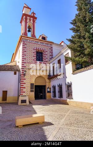 Pittoresca chiesa con torre e campana nel grazioso villaggio andaluso di Ronda, Malaga. Foto Stock