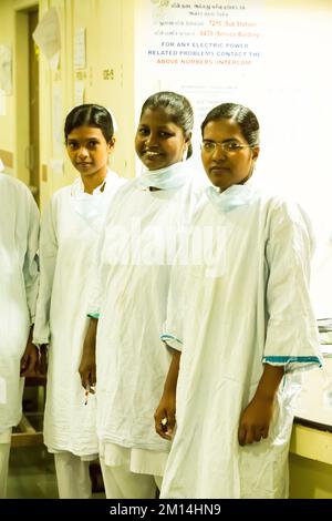 Puducherry, India - Marzo circa, 2020. Il team di infermieri si parla l'uno con l'altro nel corridoio ospedaliero, operatori sanitari nel Coronavirus Covid19 pandemia Foto Stock