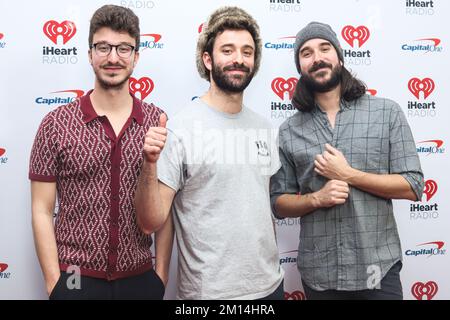 New York City, Stati Uniti. 09th Dec, 2022. MANHATTAN, NEW YORK CITY, NEW YORK, USA - DICEMBRE 09: Ryan, Jack e Adam si sono incontrati del trio pop indie americano AJR arrivano al 2022 iHeartRadio Z100 New York Jingle Ball che si tiene a Madison Square Garden il 9 Dicembre 2022 a Manhattan, New York City, New York, USA. (Foto di Jordan Hinton/Image Press Agency) Credit: Image Press Agency/Alamy Live News Foto Stock