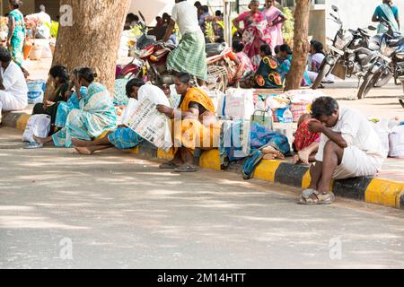 Puducherry, Tamil Nadu, India - marzo circa, 2020. Un'entrata esterna dell'ospedale pubblico. Con persone in attesa di entrare, seduti a terra, senza sociale Foto Stock