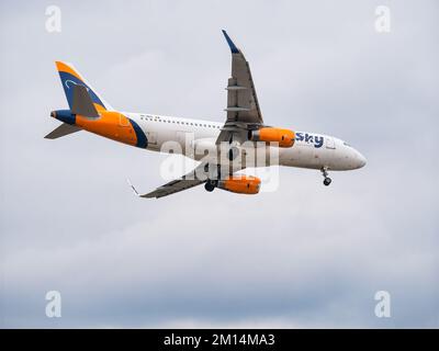 Bucarest, Romania - Settembre 2022:HiSky Airways Airbus A320-200 volando contro il cielo blu. L'aereo decoltra dall'Aeroporto Internazionale Henry Coanda. Foto Stock