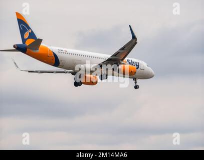 Bucarest, Romania - Settembre 2022:HiSky Airways Airbus A320-200 volando contro il cielo blu. L'aereo decoltra dall'Aeroporto Internazionale Henry Coanda. Foto Stock