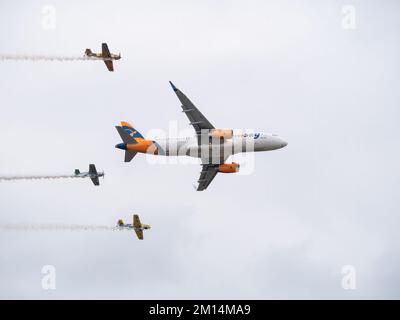 Bucarest, Romania - Settembre 2022:HiSky Airways Airbus A320-200 volando contro il cielo blu. L'aereo decoltra dall'Aeroporto Internazionale Henry Coanda. Foto Stock