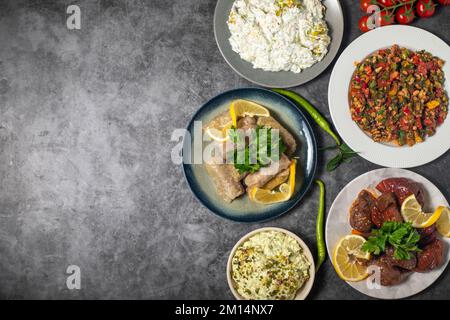 Vista dall'alto tradizionale tavolo da pranzo turco e greco. Antipasto mediterraneo. Spazio di copia. Patata cretese, insalata di melanzane arrosto, gavur Foto Stock