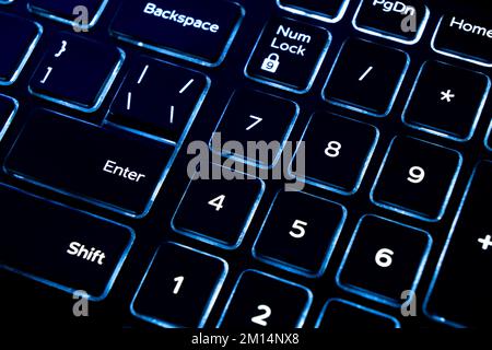 Moderna tastiera per computer portatili. Tastiera del computer portatile. Particolare della nuova ed ergonomica tastiera per computer con illuminazione Foto Stock