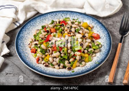 Insalata di cowpea secca su sfondo scuro. Cucina turca sapori antipasto. primo piano Foto Stock