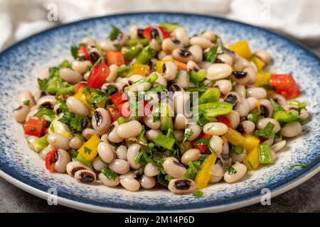 Insalata di cowpea secca su sfondo scuro. Cucina turca sapori antipasto. primo piano Foto Stock