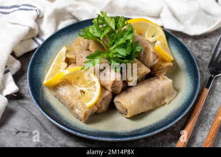 Cavolo ripieno su fondo scuro. Cucina turca sapori antipasto. primo piano Foto Stock