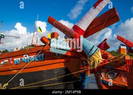 COLORATE BARCHE DA PESCA VICINO ALLA ZONA DEL PORTO A OVEST RURALE BENGALA INDIA Foto Stock