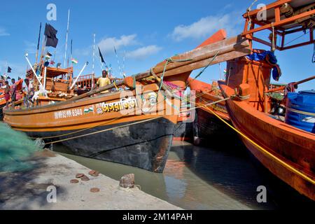 COLORATE BARCHE DA PESCA VICINO ALLA ZONA DEL PORTO A OVEST RURALE BENGALA INDIA Foto Stock