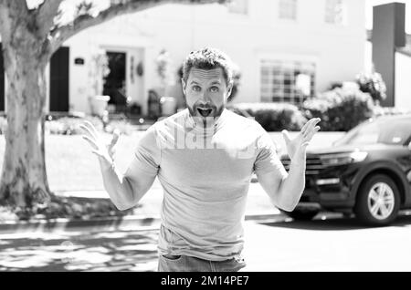 felice uomo unshaven con viso stupito gesturing in sensazione di stupore, sorpresa Foto Stock